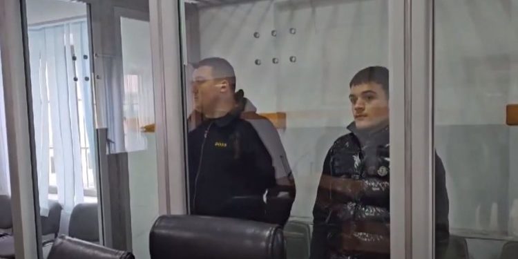 Të qetë brenda ‘kafazit’ të xhamit, Gjykata lë në burg 2 të rinjtë