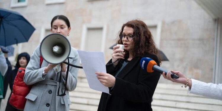 Gazetarët protestojnë kundër Ramës për tkurrjen e lirisë së shprehjes