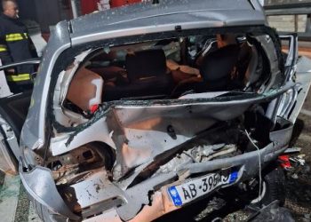 VIDEO/ U bllokuan brenda makinave, momenti kur forcat zjarrfikëse nxjerrin të plagosurit