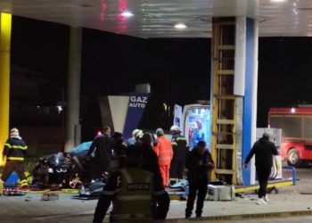 Aksident i rëndë në Durrës/ Makina me shpejtësi të lartë përplaset me karburantin, 2 persona në gjendje kritike