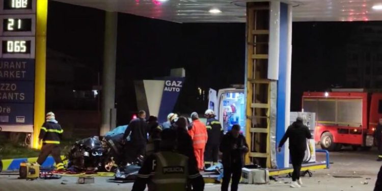 Aksident i rëndë në Durrës/ Makina me shpejtësi të lartë përplaset me karburantin, 2 persona në gjendje kritike
