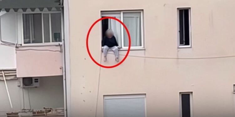 VIDEO/ E rëndë në Tiranë, gruaja tenton të hidhet nga dritarja