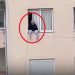 VIDEO/ E rëndë në Tiranë, gruaja tenton të hidhet nga dritarja