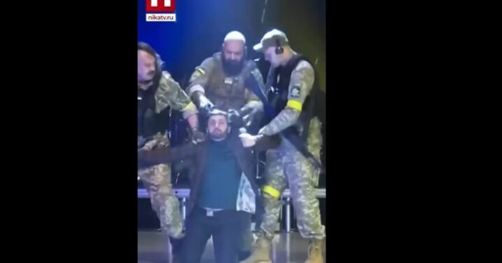+18/ Të bërtitura dhe njerëz që merren peng, pamje nga sulmi në Moskë