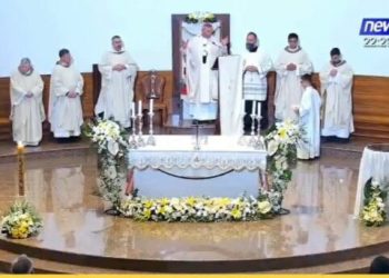 Besimtarët katolikë kremtojnë festën e Pashkëve
