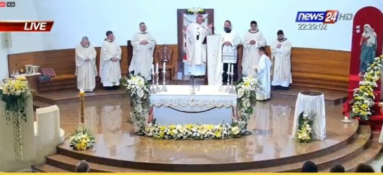 Besimtarët katolikë kremtojnë festën e Pashkëve