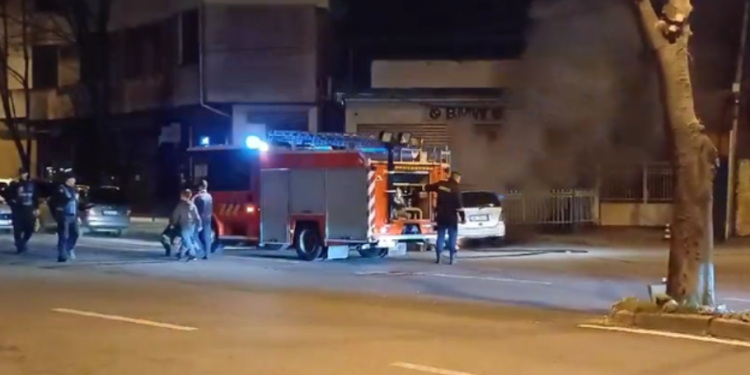Shkodër/ Përfshihet nga flakët një makinë, policia në vendngjarje