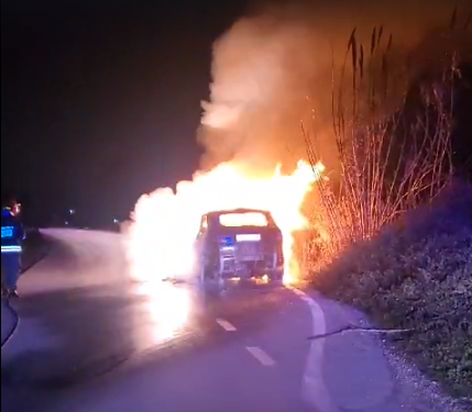 Shpërthen në flakë “Range Rover-i” në aksin Fier-Seman/ PAMJET