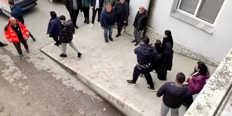 E rëndë/ E afërmja e viktimave nga shpërthimi në Lushnje: Ma merr jetën o Zot (VIDEO)