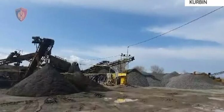 Gërryenin shtratin e lumit Mat, dy të arrestuar