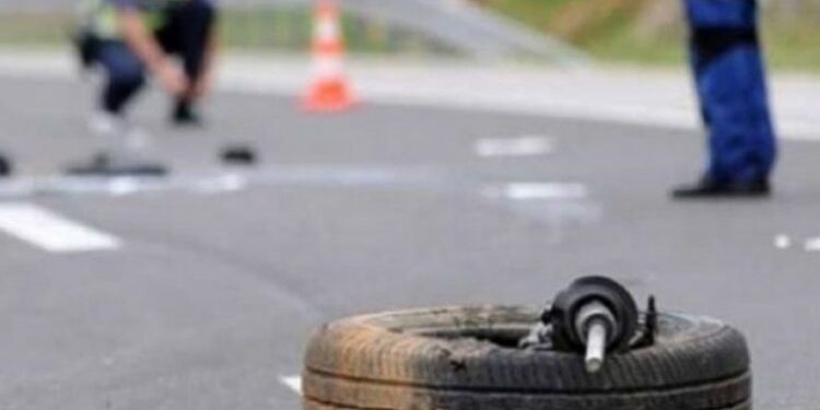 Aksident në Fier, përplasen dy makina, një i plagosur