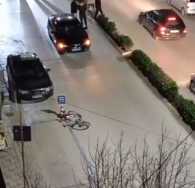 Makina përplas burrin që udhëtonte me biçikletë