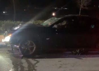 Aksident në Vlorë, makina merr para shtyllën, plagoset nje person
