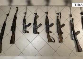 EMRAT/ Me 9 kallashnikovë dhe pushkë në makinë, arrestohen 5 persona