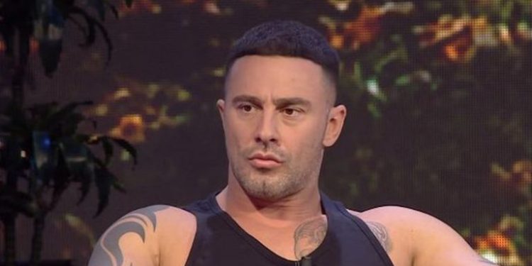 Nisin ngacmimet e para. Roberti-Ditea Berishës: A do të flesh me mua!
