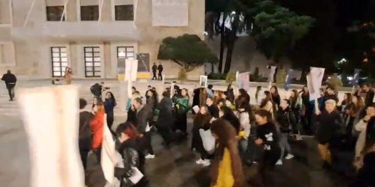 VIDEO/ Protesta pranë Kryeministrisë, gratë djegin reçipetat…