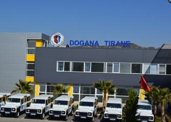 EMRI/ Lejoi kontrabandën, pezullohet nga detyra specialisti i doganës