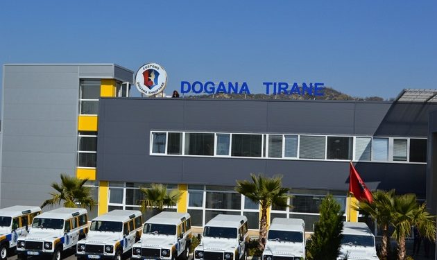 EMRI/ Lejoi kontrabandën, pezullohet nga detyra specialisti i doganës