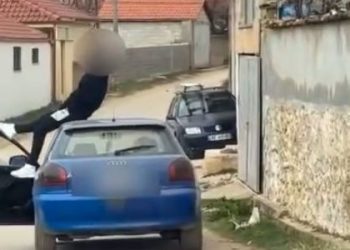 VIDEO/ Skena ‘Fast&Furious’ në Korçë, 20-vjeçari i lë timonin pasagjerit dhe ngjitet mbi makinën në lëvizje