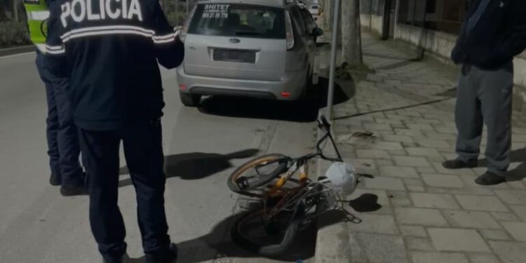 Fier/ Makina përplas biçikletën dhe largohet nga vendngjarja