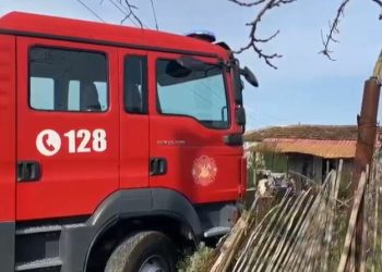 Përfshihet nga flakët një banesë në Fier, shpëtojnë mrekullisht familjarët