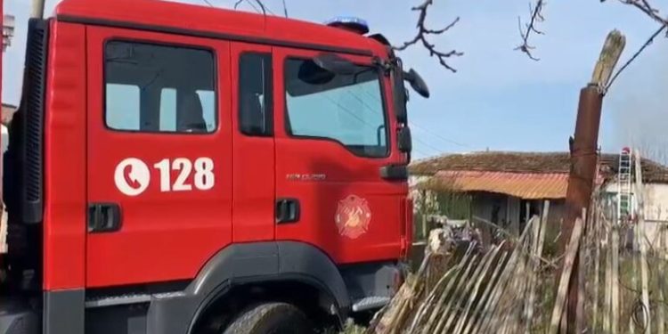 Përfshihet nga flakët një banesë në Fier, shpëtojnë mrekullisht familjarët