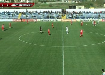 Të kuqtë humbin Skukën për dëmtim, mbyllin pjesën e parë me 10 lojtarë dhe në avantazh (VIDEO)