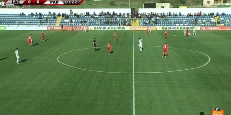 Të kuqtë humbin Skukën për dëmtim, mbyllin pjesën e parë me 10 lojtarë dhe në avantazh (VIDEO)