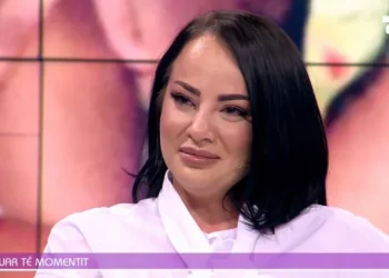 “Nëna humbi veshkën nga dhuna e babait”, historia e trishtë e Sarës: Mami me zor arriti…