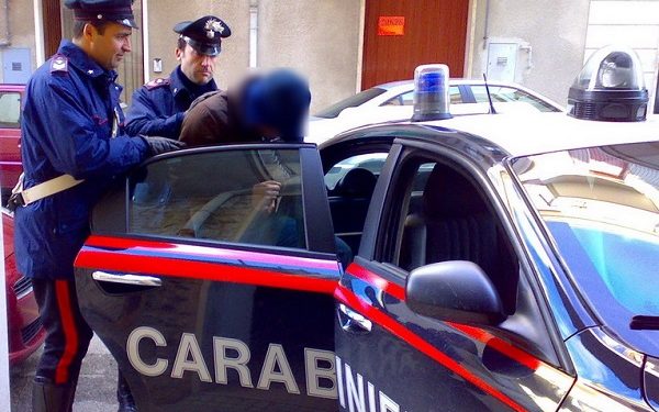 Dhunoi gruan teksa flinte, arrestohet shqiptari në Itali – DETAJE
