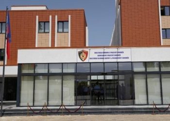 20-vjeçari në Shkodër mbante në makinë fenelina policie, procedohet
