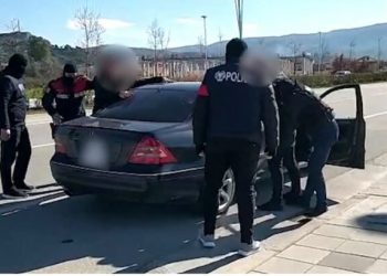 Aksion i beftë i Policisë së Vlorës/ Kontrolle të makinave luksoze për