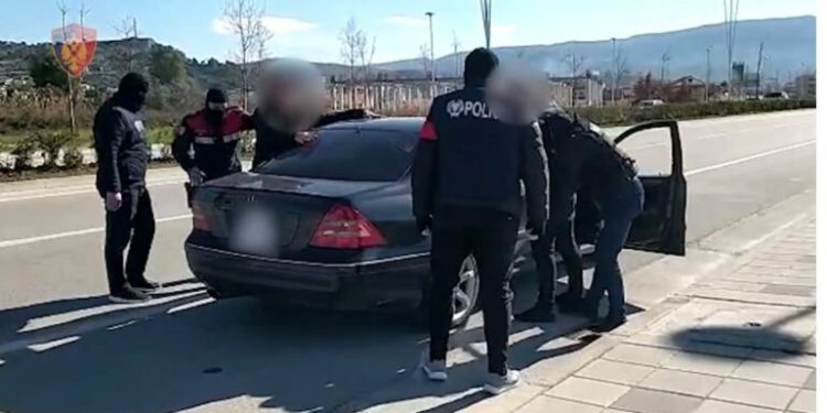 Aksion i beftë i Policisë së Vlorës/ Kontrolle të makinave luksoze për