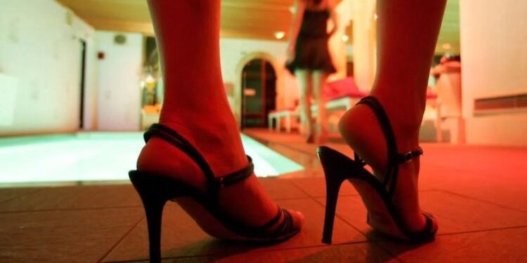 Kthyen qendrën e masazhit për prostitucion, arrestohet 31 vjeçarja