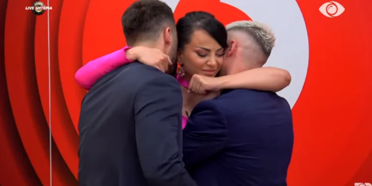 “Dy vëllezër më kanë vdekur nga…”, Sara sqaron foton virale me Meritonin