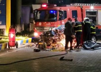 Mbeti i bllokuar në automjet pas aksidentit horror, i riu nxirret i gjallë nga makina e përplasur