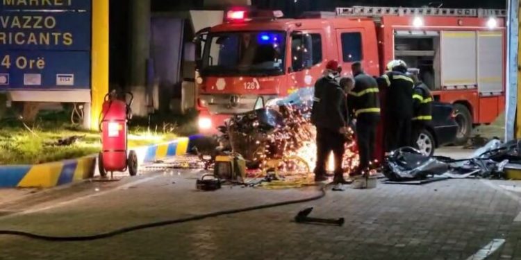 Mbeti i bllokuar në automjet pas aksidentit horror, i riu nxirret i gjallë nga makina e përplasur