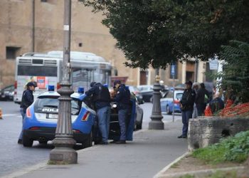 Alarm për bombë në Romë, evakuohet qendra tregtare