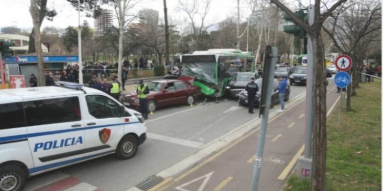 Papa: Autobuzët e unazës, “Green line” vijojnë të shkaktojnë aksidente