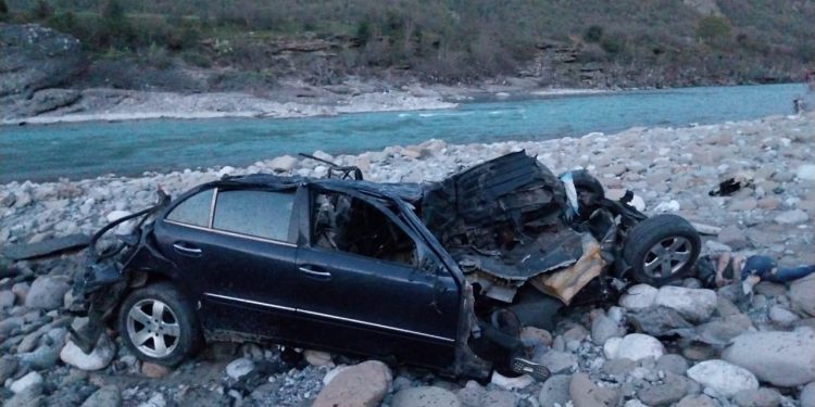 FOTO/ Aksidenti me 8 të vdekur në Këlcyrë, makina e shtypur totalisht