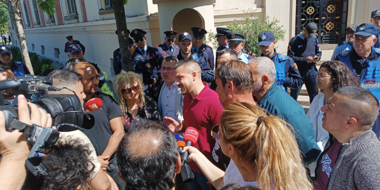 7 muaj pa bonus qiraje, banorët e ish komunales protestë para bashkisë së Tiranës: Veliaj të na mbajë premtimin