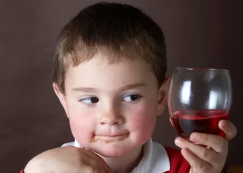 Pandemia la pasoja shqetësuese!Rritet numri i fëmijëve që konsumojnë alkool