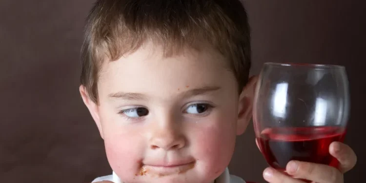 Pandemia la pasoja shqetësuese!Rritet numri i fëmijëve që konsumojnë alkool