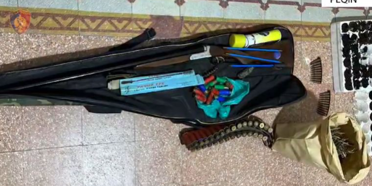 Sherr mes disa personave në Peqin, arrestohet 22-vjeçari