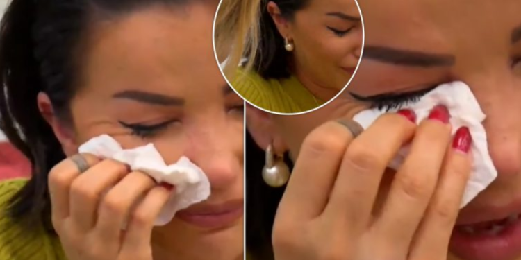 VIDEO-Roza nuk i përmbahet lotëve, merr mesazhin emocionues nga e ëma