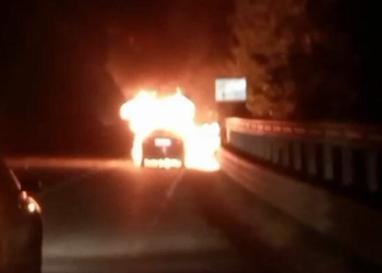 Përfshihet nga flakët një automjet në aksin Fushë Milot-Thumanë