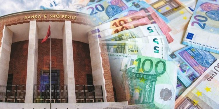 Euro në rënie drastike, i afrohet barazimit me lekun