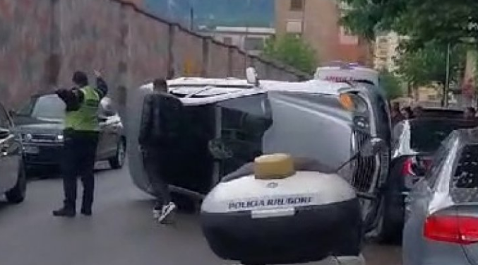 Aksident te “Oxhaku” në Tiranë, përmbyset makina
