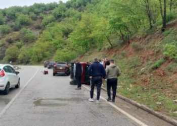 Aksident në Prrenjas, makina përmbyset në rrugë