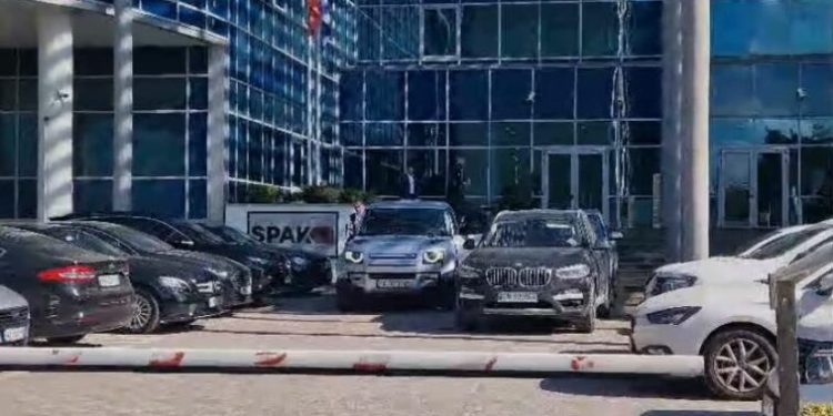 Grupi i trafikut të emigrantëve, SPAK jep detaje: U sekuestruar rreth 1 milion dollarë, 13 makina si dhe…